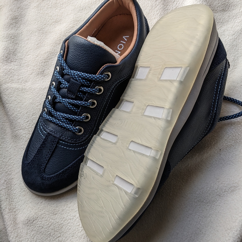 Vionic Sneakers size 6 1/2